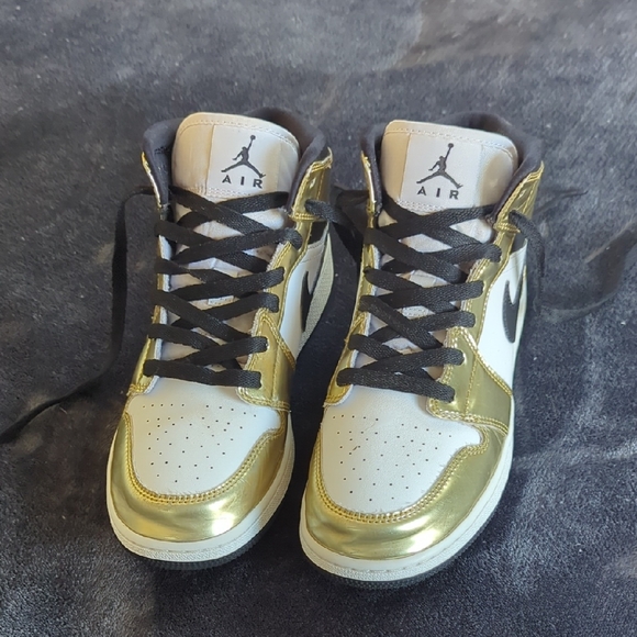air jordan 1 mid white metallic gold